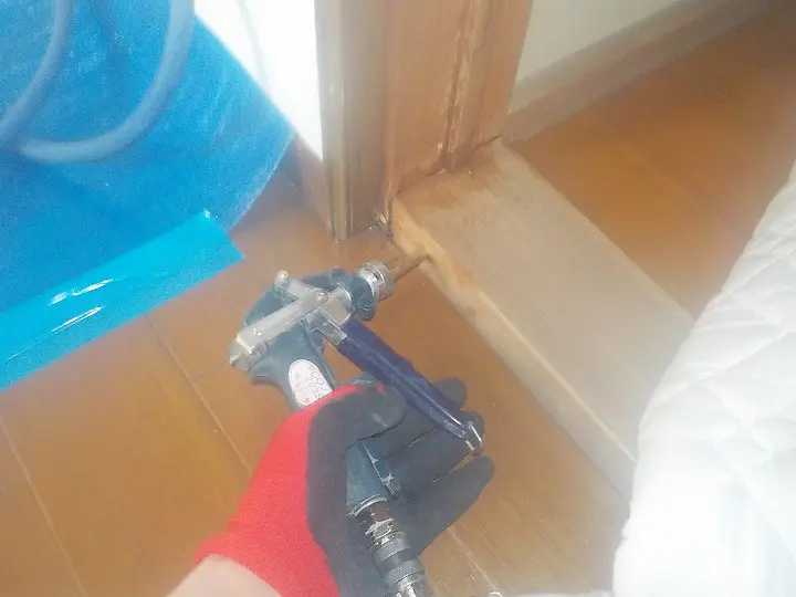 建具の立て付けに薬剤注入